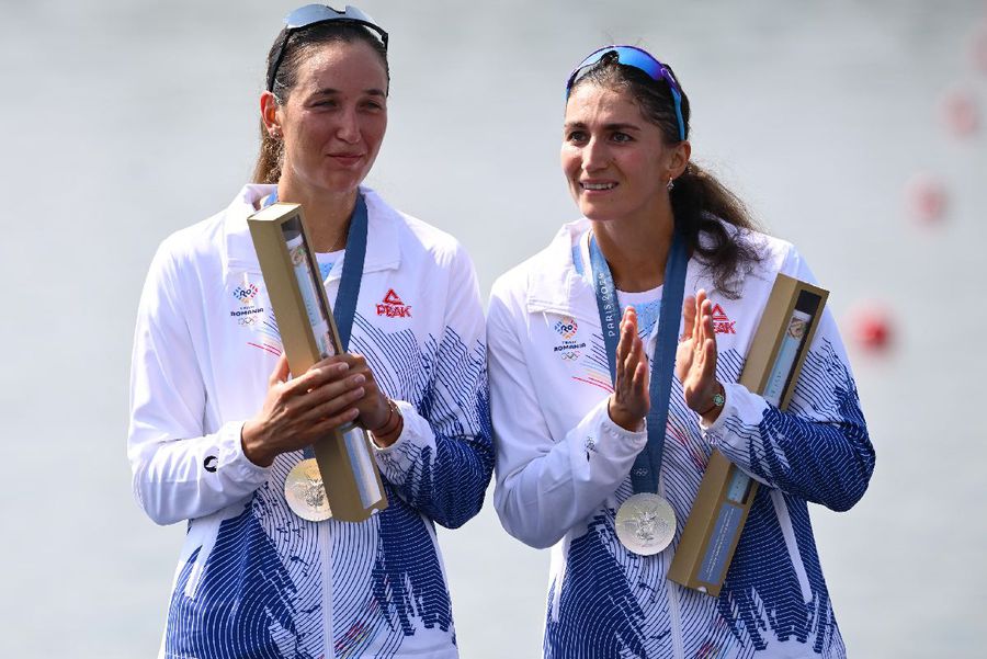 Momentul în care Simona Radiș (stânga) și Ancuța Bodnar (dreapta) sunt copleșite de lacrimi pe podium / FOTO: Raed Krishan (Gazeta Sporturilor) Ce alt sport ar fi făcut canotorii lotului olimpic dacă nu ar fi ajuns la bărci, vâsle și rame? Răspunsul este aproape unanim