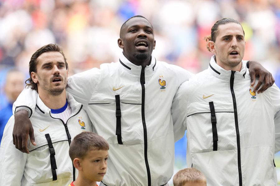 Antoine Griezmann, Marcus Thuram și Adrien Rabiot (Franța), în timpul intonării imnului național Foto: Imago Images 5 bune, 5 rele » Am învățat să iubim România ... dar există ceva care ne-a enervat cu Olanda! + Care e faza cu „dictatorul” Cristiano Ronaldo sau cu cocaina din tribune?
