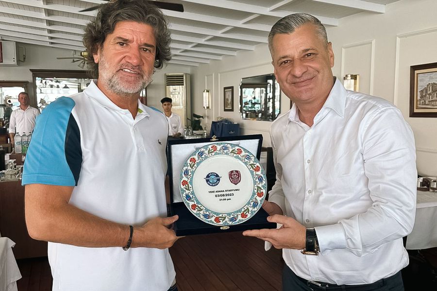 Nelu Varga și cadoul primit din partea turcilor de la Adana / Sursă foto: Facebook@ Adana Demirspor Kulübü Frustrare în „infern” » Speranțele lui CFR Cluj s-au năruit în prelungiri cu Adana Demirspor, deși românii aveau om în plus