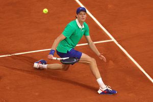 Liderul mondial Jannik Sinner, victorie fără emoții în sferturile de finală ale Roland Garros
