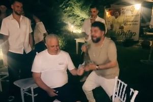 Imagini colosale cu Marius Șumudică! Fostul antrenor al Rapidului a aruncat cu bani în lăutarul care-i cânta: „Când nevasta te iubește, și casa îți înflorește!”