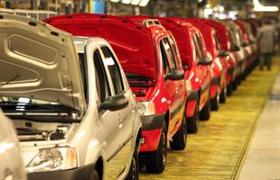 Robotizarea face victime: Dacia oferă prime de până la 40.000 de euro angajaților care doresc să se concedieze voluntar