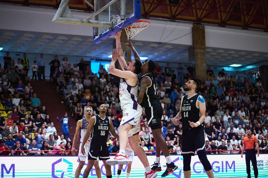 CS Vâlcea 1924 vs. FC Argeș Basketball: 3-0/Foto: Facebook - FC Argeș Basketball CSM Oradea și U-BT Cluj-Napoca s-au calificat la pas în semifinalele Ligii Naționale » Tensiuni în seria dintre CS Vâlcea 1924 și FC Argeș Basketball