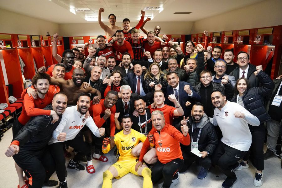Cei patru români în vestiarul bucuriei după Gaziantep - Beșiktaș 2-0 Foto: Twitter Gaziantep Dezvăluire șocantă în Turcia » Românii au răsturnat complotul anunțat la Gaziantep! „I-au făcut de rușine”