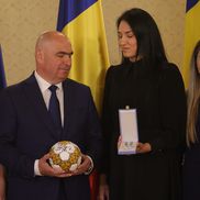 Cristina Neagu a fost decorată de Ilie Bolojan, la Palatul Cotroceni. Foto: Ionuț Iordache (GSP.RO)