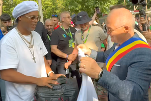 Ronaldinho a ajuns la Cluj și a fost așteptat de Emil Boc » Ce cadou i-a făcut primarul
