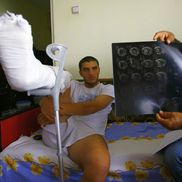 În vara lui 2008, la câteva zile după accidentare, o echipă a Gazetei l-a vizitat pe Monel Cârstoiu la Pitești. Înconjurat de familie, fotbalistul avea piciorul imobilizat, iar durerile nu-i dădeau pace / Sursă foto: Arhivă GSP
