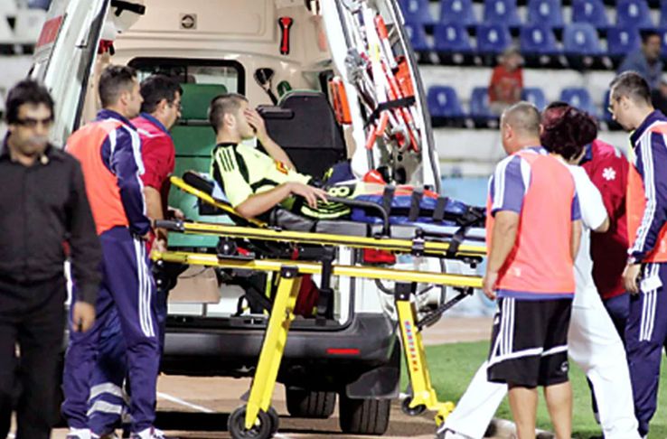 Urcat pe targă în ambulanță, imediat după accidentarea suferită la Târgu Jiu