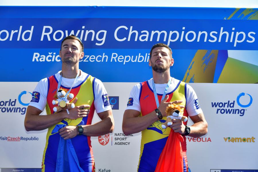 Marius Cozmiuc și Sergiu Bejan cu medaliile de aur mondiale din 2022 Foto Cristi Preda Români în 12 probe la Campionatele Europene » Surpriză în barca de dublu vâsle