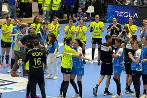 „Thank you, Cristina!” » Neagu și-a încheiat oficial uriașa carieră! Cea mai mare handbalistă a României, omagiată de mii de fani