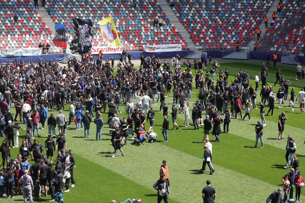 Bătaie Steaua - CSM Reșița! Fanii au sărit în teren după fluierul final