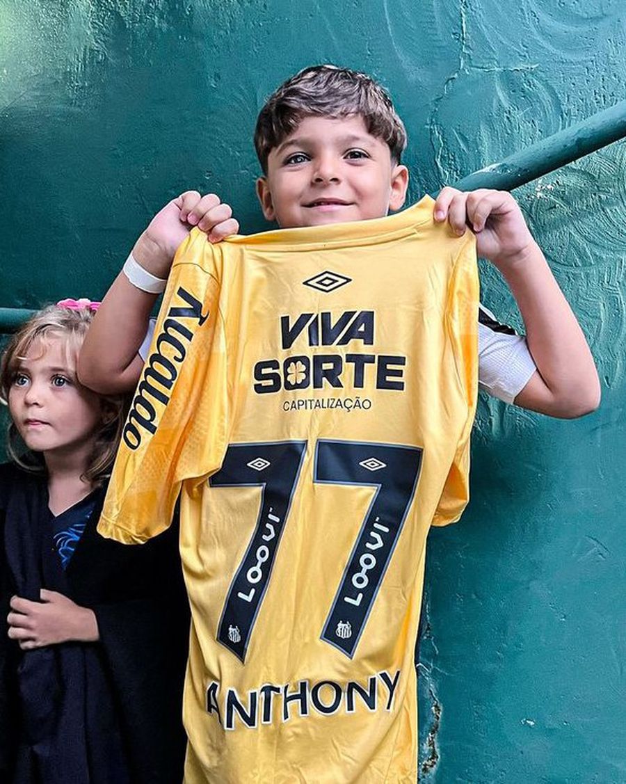 Tricoul personalizat primit de Anthony de la portarul Brazao / Foto: X Santoa Gestul impresionant făcut pentru copilul cu proteză oculară » Fanul și-a imprimat stema clubului pe pupilă!