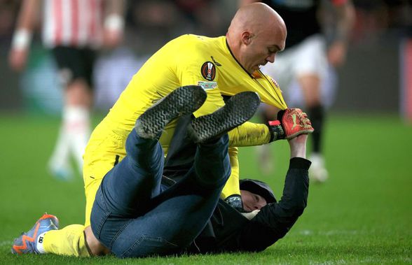 Pedeapsă aspră pentru fanul care l-a atacat pe portarul Sevillei, la meciul cu PSV, din Europa League » Interzis pe stadion timp de 40 de ani