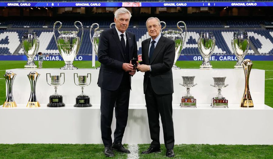 Președintele Florentino Perez, pozându-se alături de Carlo Ancelotti și cele 15 trofee câștigate cu antrenorul italian / Foto: X Real Madrid Suma colosală care va fi încasată de câștigătoarea Ligii Campionilor