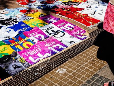 „Poate e o glumă” » Tricoul scos de la vânzare de adidas în Germania se vinde nestingherit, la 25 de euro, pe străzile din Spania! Ce semnificație macabră are