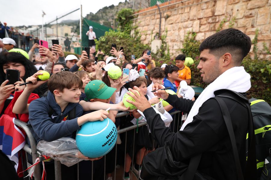 Carlos Alcaraz semnând autografe FOTO Guliver/GettyImages Documentarul lui Carlos Alcaraz între dezvăluiri din culise, dilema unei cariere, clip publicitar de lung metraj și mesajul Generației Z