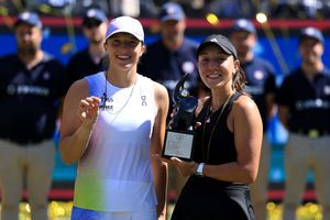 Iga Swiatek, învinsă în prima ei finală disputată pe iarbă » Replici spumoase cu Jessica Pegula la festivitatea de premiere