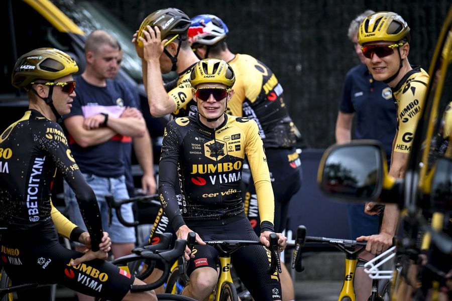 Jonas Vingegaard între coechipierii de la Jumbo-Vista, foto: Imago Începe Turul Franței 2023! Reușește Mark Cavendish imposibilul? Cum arată traseul și marea luptă: Tadej Pogacar vs. Jonas Vingegaard