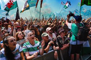 Glastonbury, festivalul favorit al lui Jamie Carragher, plin de controverse în 2025 » Peste 200.000 de participanți: sute de steaguri ale Palestinei, femei în costume provocatoare și un mesaj scandalos