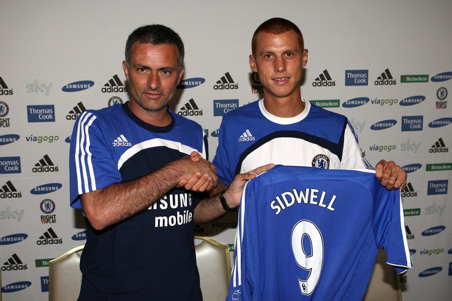 Steve Sidwell alături de Jose Mourinho, la prezentarea la Chelsea Pentru fiul său bolnav, Steve Sidwell aleargă cea mai importantă cursă a vieții